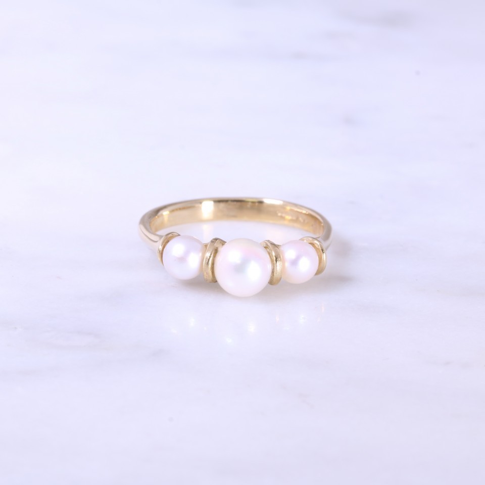 Cultured pearl 3 stone bar set ring