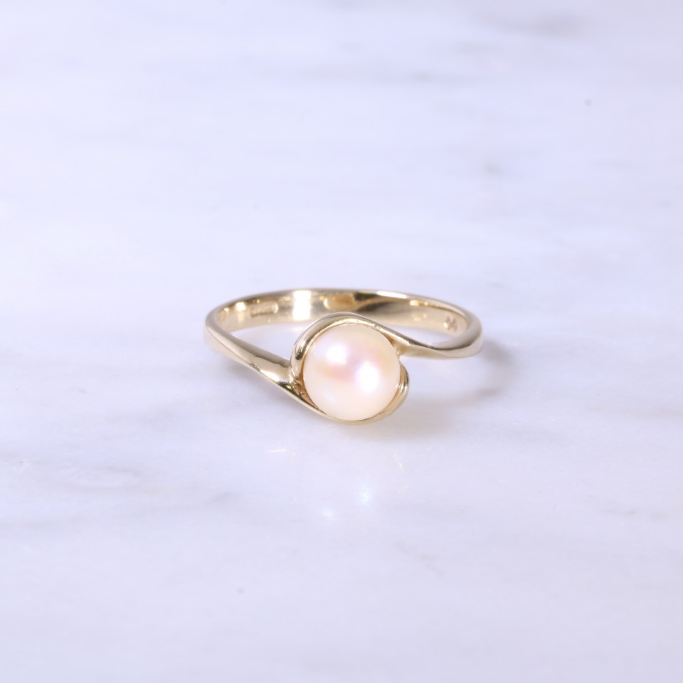 Single cultured pearl cross-over ring