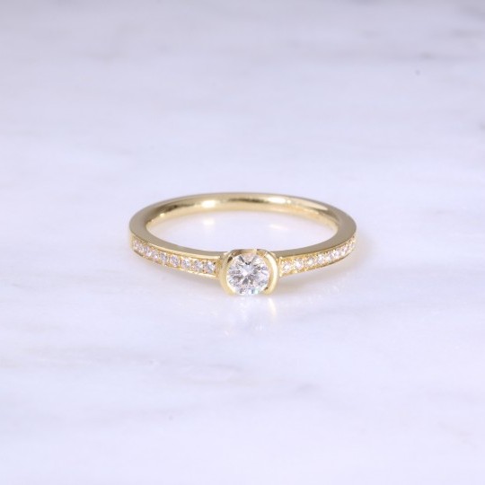 Round Brilliant Diamond Cup Set Ring