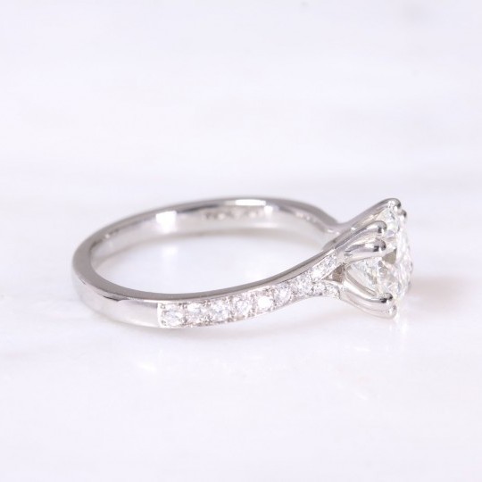 Round Brilliant Diamond Double Claw Ring