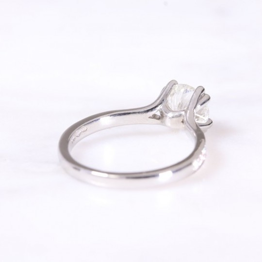 Round Brilliant Diamond Double Claw Ring