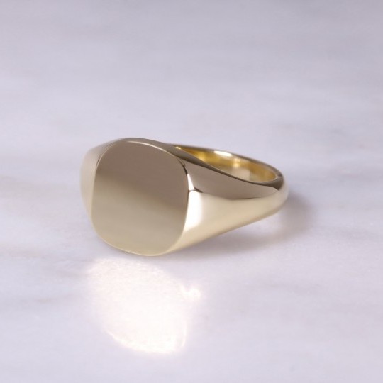 18ct Yellow Gold Cushion Signet Ring Medium