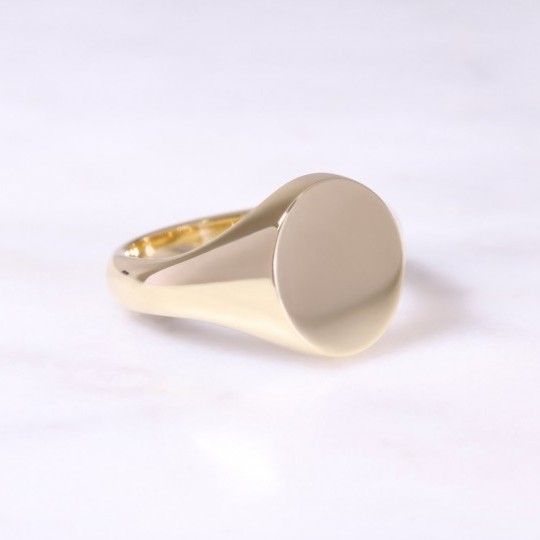 18ct Yellow Gold Oval Signet Ring Medium