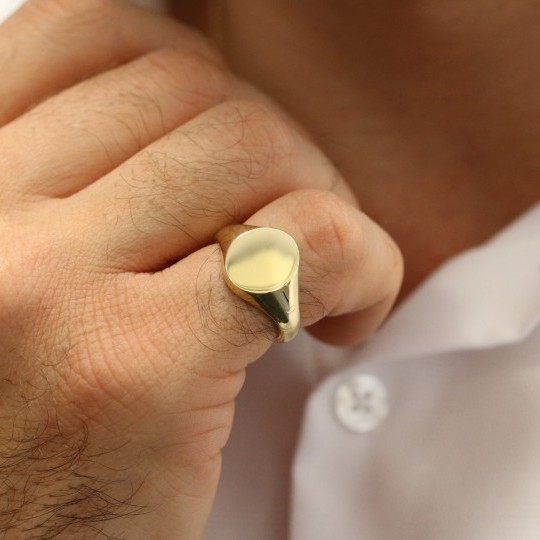 18ct Yellow Gold Oval Signet Ring Medium