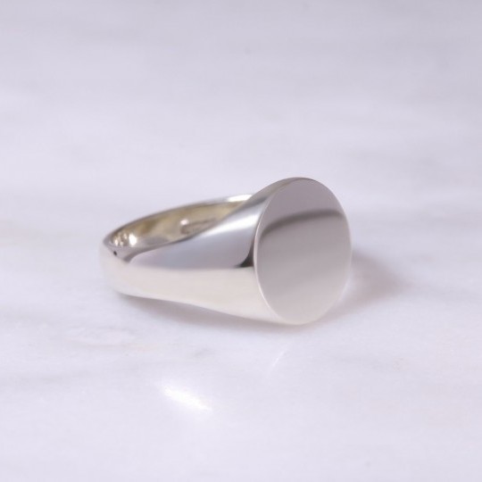 adies 9ct White Oval Signet Ring Medium