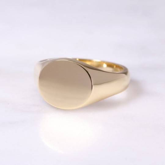 18ct Horizontal Oval Signet Ring