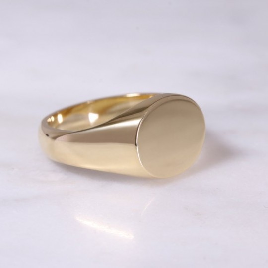 18ct Horizontal Oval Signet Ring