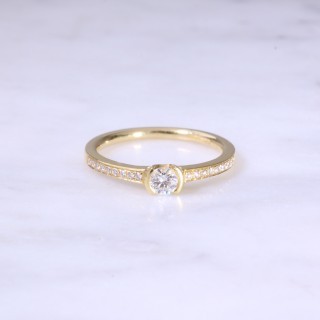 Round Brilliant Diamond Cup Set Ring