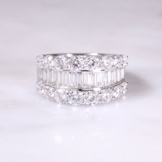 Graduated Baguette & Round Brilliant Diamond Ring